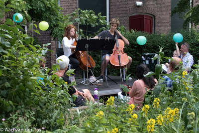 838422 Afbeelding van twee jonge cellisten, studenten aan het HKU Utrechts Conservatorium (Mariaplaats 28) te Utrecht, ...